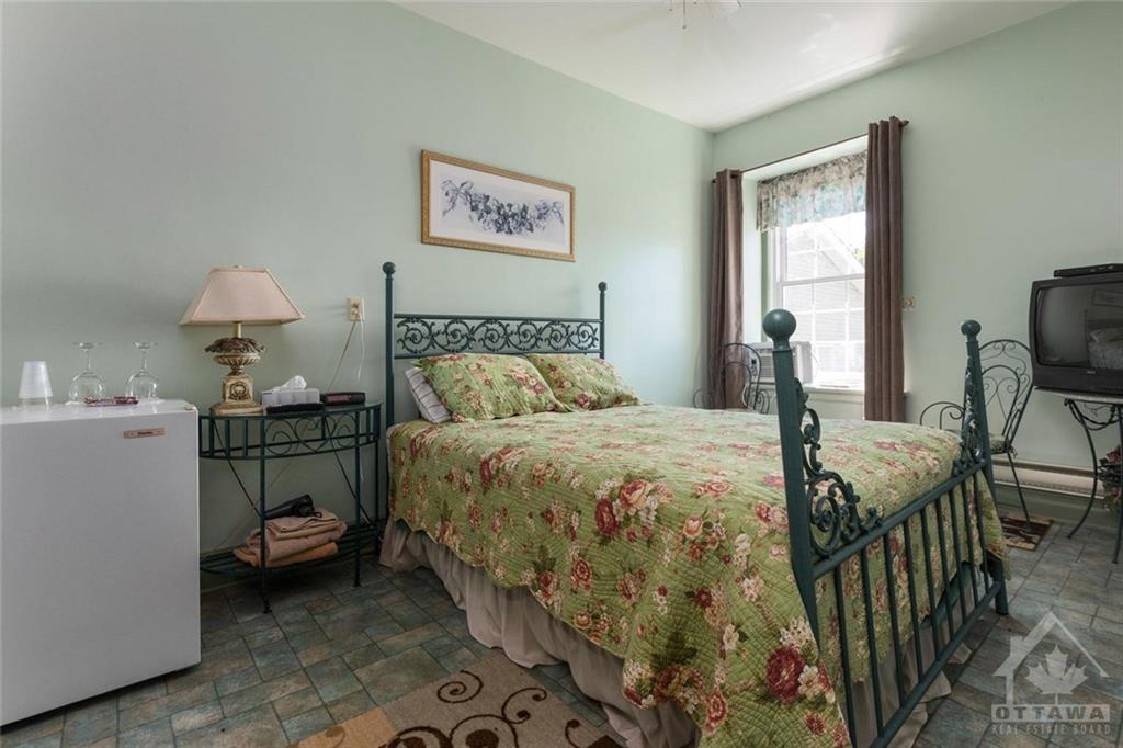 Inn Room with Queen Bed